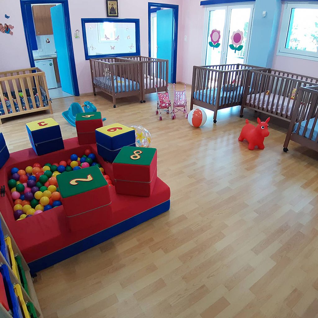 paidikos-stathmos-karatziou-aithousa-upnou-vrefwn