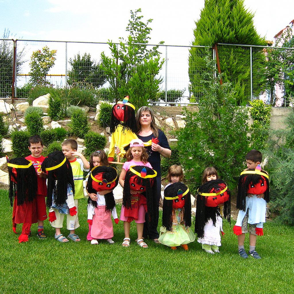 paidikos-stathmos-karatziou-kouklotheatro